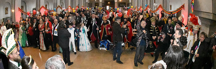 ahlreiche Faschingsgesellschaften waren vertreten bei der Schunkelmesse (Foto: Ingrud Grossmann)